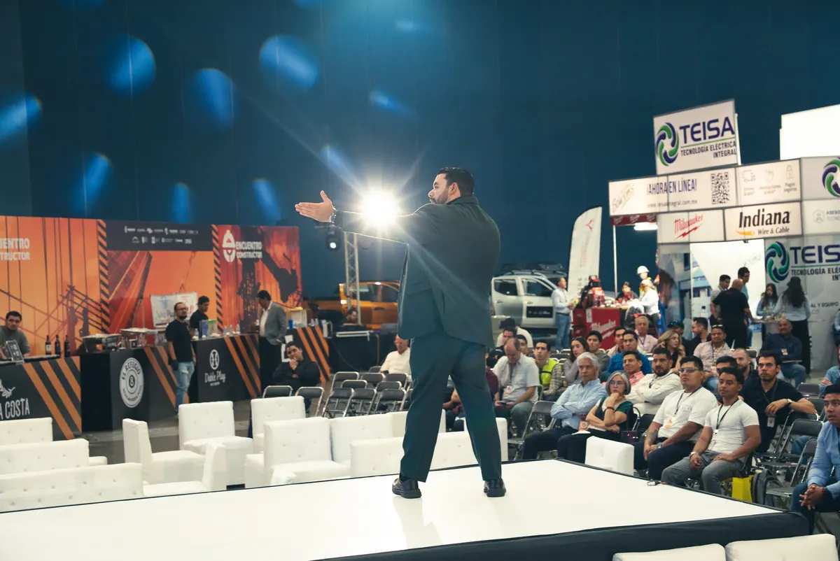Conferencista frente al público en un foro de ENCO 2026