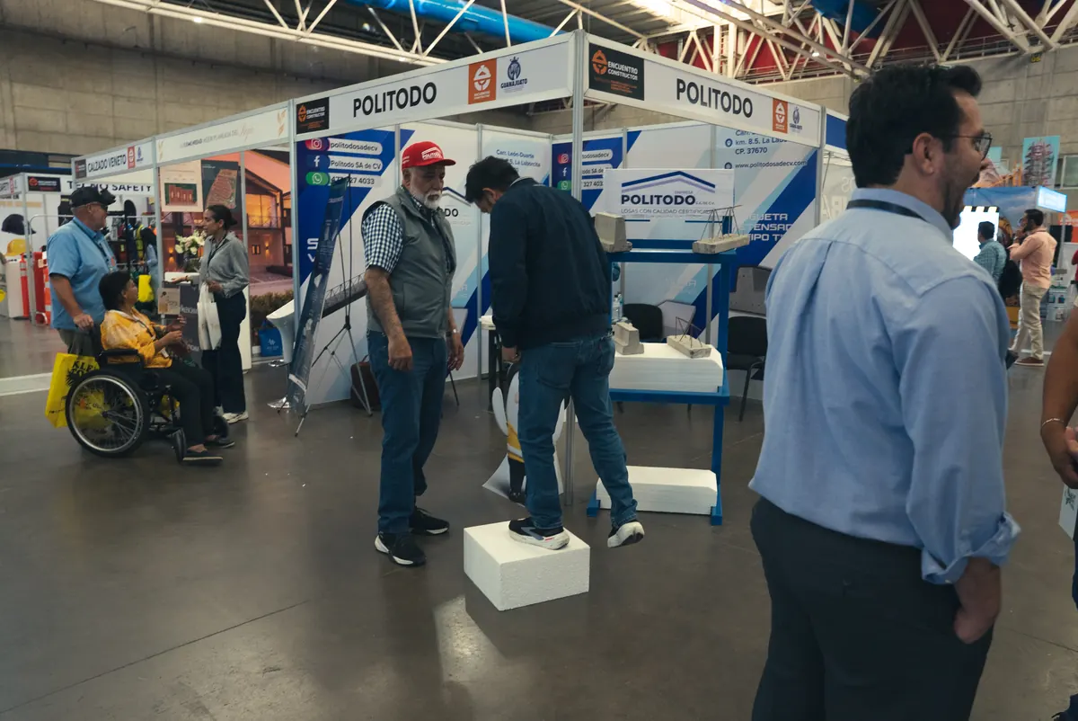 Pasillo con stands