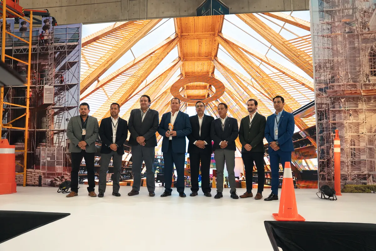 Premiación en el escenario