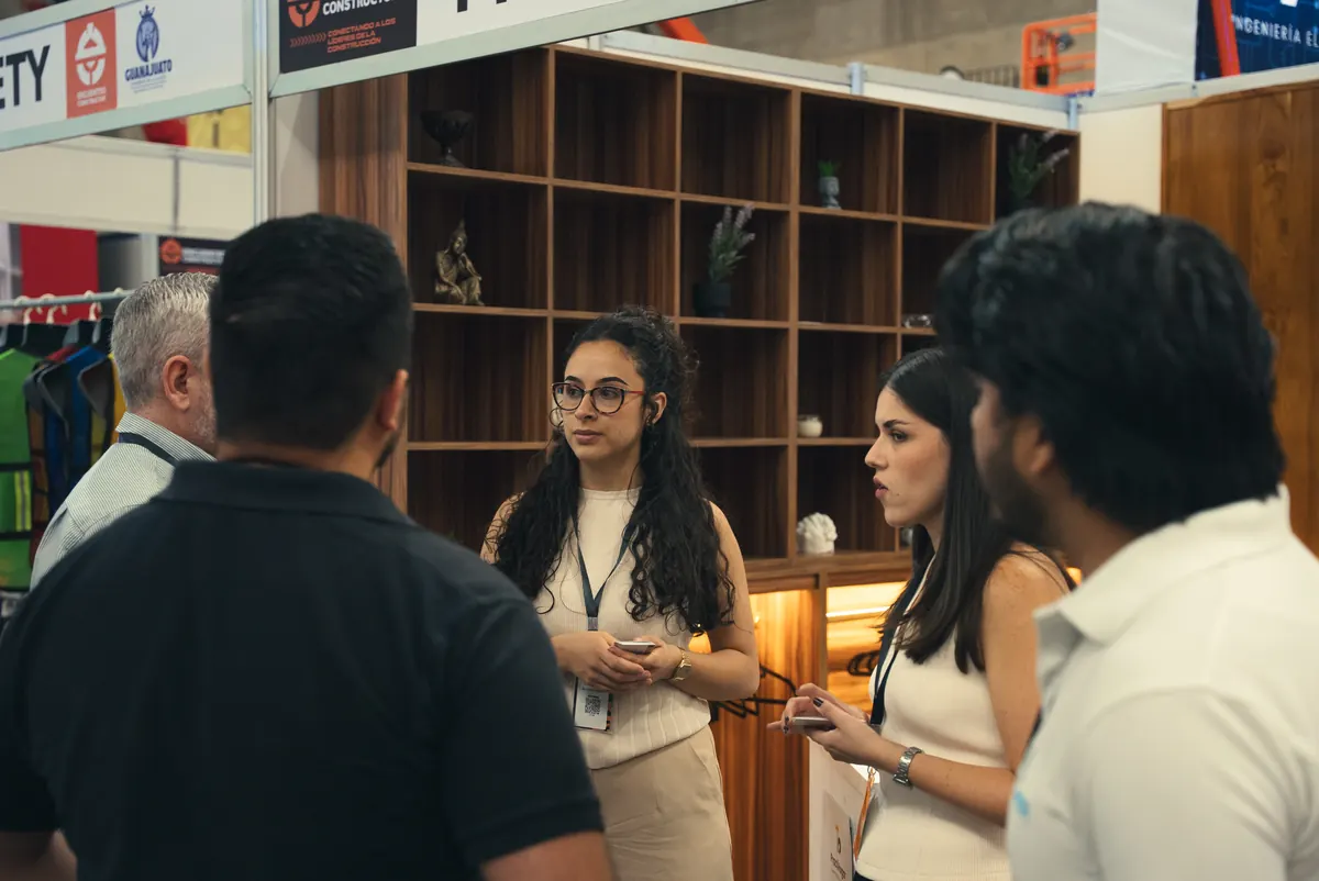 Expositora atendiendo visitantes