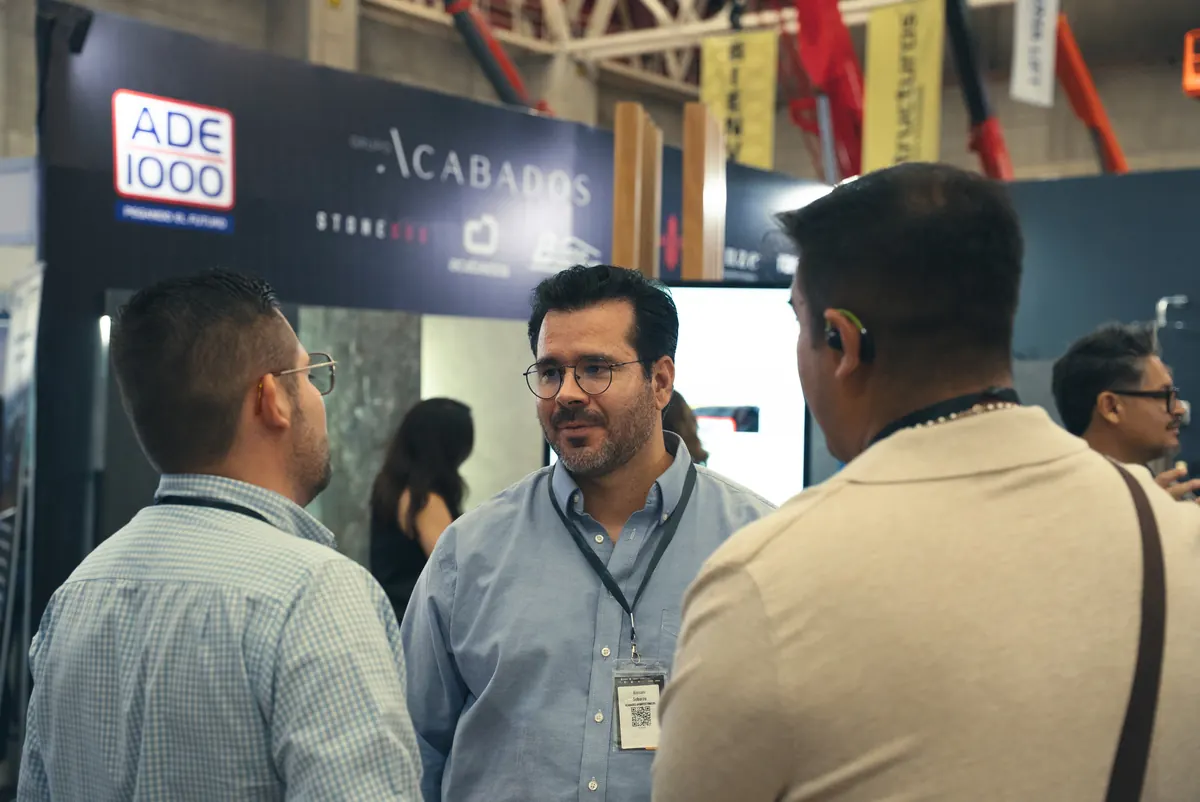 Conversación en un stand
