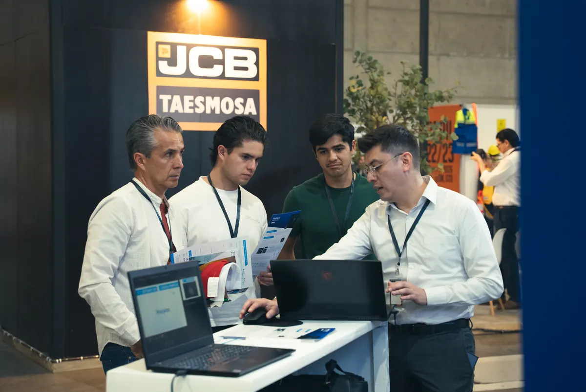 Asesoría en un stand de maquinaria